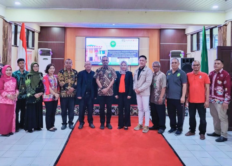 Ket Foto : Ketua Pengadilan Negeri Palangka Raya, Ricky Fardinand, S.H.,M.H M.H. Bersama Ketua PHRI  Kalteng Suryansyah Halim Bersama Jajaran. (Ist)