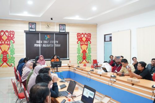 Asisten Ekbang Setda Prov Kalteng Sri Widanarni didampingi Kepala BPS Prov. Kalteng Agnes Widiastuti saat menghadiri Konferensi Pers Berita Resmi Statistik.(Photo/abdan)