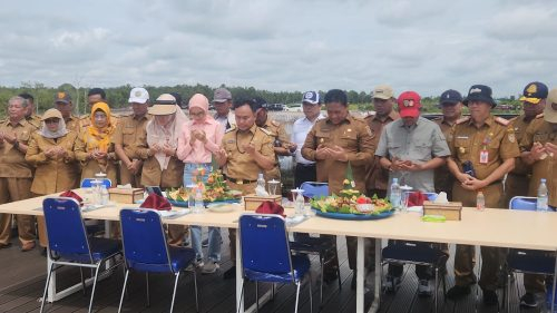 Gubernur Ka;lteng H. Sugianto Sabran, Wakil Gubenrur Kalteng H. Edy Pratowo dan jajaran melakukan do'a bersama di lokasi pembangunan pariwisata Lewu Sabaru.(Photo/ivan)