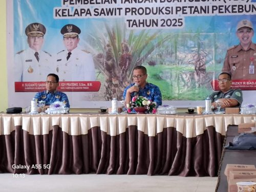 Kabid Lohsar Disbun Kalteng Achmad Sugianor saat memimpin Rapat Penetapan Harga TBS.(Photo/levri)