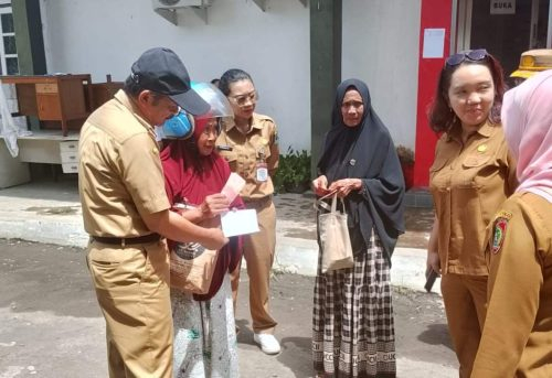 Inspektur Daerah Prov. Kalteng Saring saat melaksanakan evaluasi penaluran Bansos UEP dan Bansos DBH-DR di Kabupaten Kapuas.(Photo/tyn)