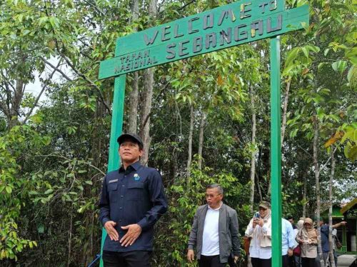 Menteri LHK Hanif Faisol Nurafiq dan jajarannya saat menyoroti sejarah panjang eksploitasi hutan di kawasan Sebangau Palangka Raya dalam rangkaian kunjungan kerjanya ke Kalimantan Tengah.(Photo/dokLHK)