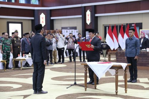 Wakil Gubernur Kalteng H. Edy Pratowo saat mengukuhkan Kepala Perwakilan BPKP Prov. Kalteng Ilham Nurhidayat.(Photo/asep)