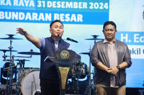 Gubernur Kalteng H. Sugianto Sabran saat menyampaikan sambutan pada perayaan Malam Lepas Sambut Tahun 2024-2025 di Bundaran Besar Palangka Raya.(Photo/rizal)