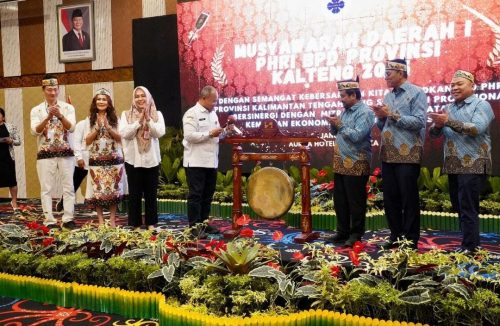 Plh Asisten Pemkesra Setda Prov Kalteng Maskur memukul gong tanda dibukanya Musda I PHRI Provinsi Kalteng Tahun 2025.(Photo/agung)