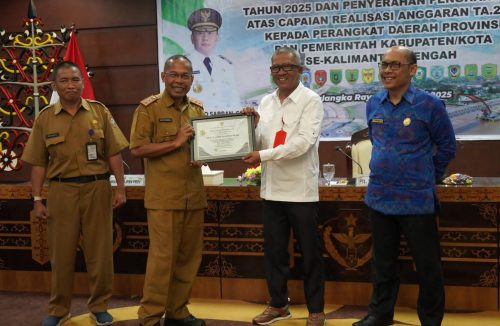 Plt Sekda Prov Kalteng M Katma F Dirun melakukan penyerahan penghargaan secara simbolis kepada Perangkat Daerah atas kinerja dan komitmennya dalam capaian realisasi APBD tahun 2024.(Photo/aldo)