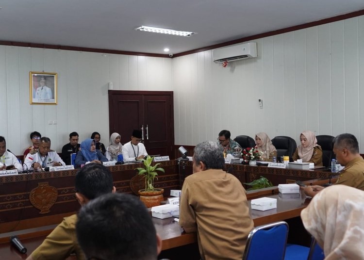 Asisten Perekonomian dan Pembangunan Setda Prov. Kalteng Sri Widanarni saat pimpin Rapat Persiapan Pelaksanaan National Halal Fair 2025.(Photo/aldo)