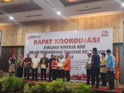 Badan Kesbangpol Prov. Kalteng yang diwakili Staf Bidang Luar Negeri Rini Aryanti menerima penghargaan dari Bawaslu Prov. Kalteng.(Photo/rini)