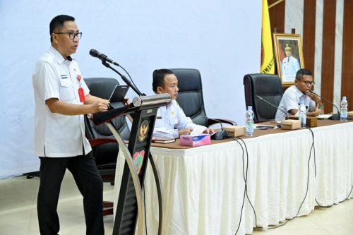 Kepala Bapperida Prov. Kalteng Leonard S. Ampung didampingi Kepala Bidang Perencanaan, Pengendalian dan Evaluasi Pembangunan Daerah Fredy Darinton dan Perencana Ahli Muda Febriyan
Suasana Rapat.(Photo/10d)