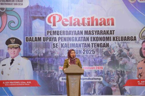 Sekretaris PMD Prov. Kalteng Etty Aprilya saat membacakan sambutan tertulis Kadis PMD Prov. Kalteng H. Aryawan.(Photo/mediadpmd)