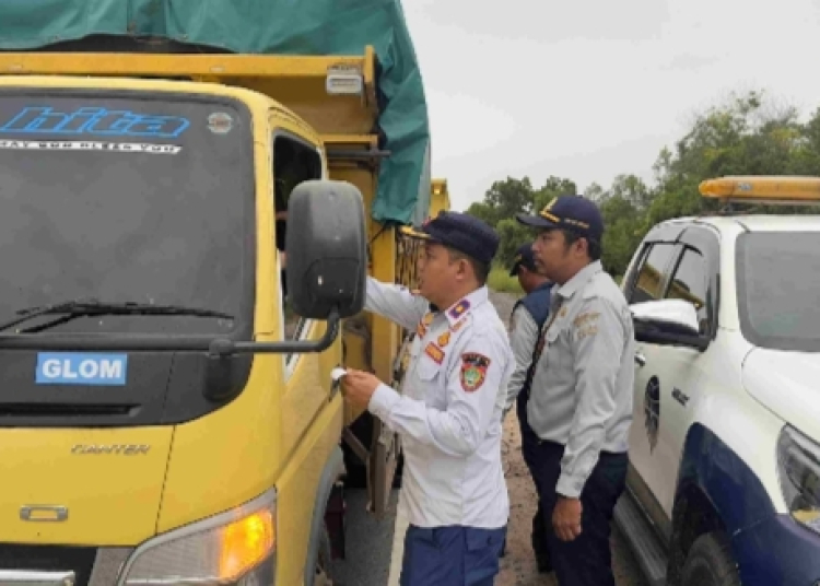 Kasi Pemaduan Moda dan Pengembangan, Bidang Angkutan Jalan Dishub Prov. Kalteng Muhammad Ikhsan Siddiq saat memeriksa salah mobil truk angkutan barang hasil tambang.(Photo/tiana)