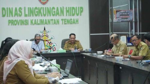 Noor Halim, Sekretaris DLH Prov. Kalteng saat membuka Rapat.(Photo/a)