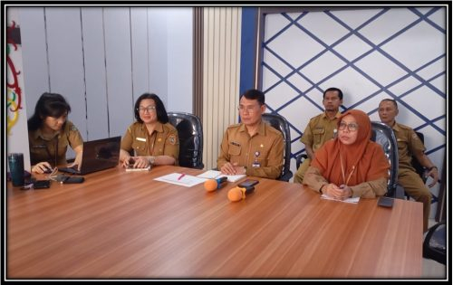 Sekretaris DPMPTSP Prov. Kalteng, Sukarno, yang mewakili Kepala DPMPTSP Prov. Kalteng saat mengikuti rapat secara vistual.(Photo/arf)