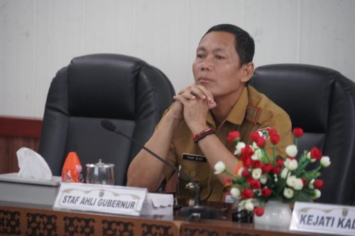 Sahli Gubernur Bidang Ekonomi, Keuangan dan Pembangunan, Yuas Elko saat menghadiri Rakor Pengendalian Inflasi Tahun 2025 secara virtual.(Photo/rizal)