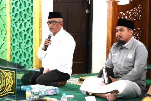 Plt Sekda Provinsi Kalteng HM. Katma F Dirun saat memberikan sambutan pada acara pengajian yang dilaksanakan di Masjid Al-Amanah, Komplek Kantor Gubernur Kalteng.(Photo/ist)