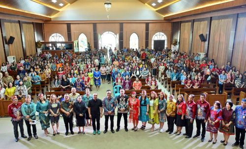 Kepala Bapperida Prov. Kalteng Leonard S. Ampung didampingi Pengkotbah Pdt. Yandi Manobe
Photo Bersama dengan ASN yang mengikuti kegiatan ini.(Photo/10d)