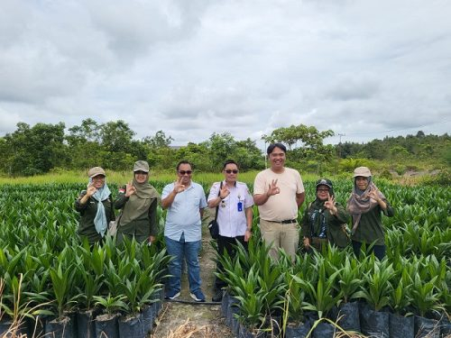 Tim PBT Perkebunan photo bersama disela melakukan pengawasan mutu benih sawit milik CV. Wira Nusantara Citra.(Photo/levri)