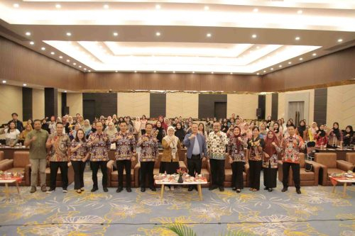 Kepala Dinas PMD Prov. Kalteng, H. Aryawan photo Bersama dengan peserta Kegiatan Peningkatan Kapasitas KPM Prov. Kalteng Tahun 2025. (Photo/media dpmd)