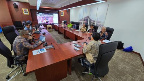 Kepala Bapperida Prov. Kalteng Leonard S. Ampung saat menyampaikan paparan di Ruang Sumbawa Menara Bappenas secara online.(Photo/10d)