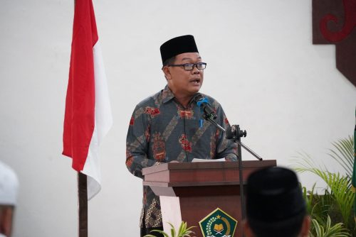 Plh Sahli Gubernur Bidang Pemkumpol, Suharno saat membacakan sambutan Plt. Sekda Prov. Kalteng pada acara Pembukaan Sertifikasi Pembimbing Manasik Haji dan Umrah Profesional Angkatan VI, di Aula Arafah Asrama Haji Al-Mabrur, Minggu (9/2/2025).(Photo/tomy)