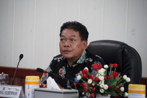 Plh Sahli Pemkumpol Suharno saat memimpin Rapat Koordinasi Pelaksanaan Pengawasan Peningkatan Kualitas Perencanaan dan Penganggaran Pemerintah Daerah se-Prov. Kalteng Tahun 2025.(Photo/aldo)