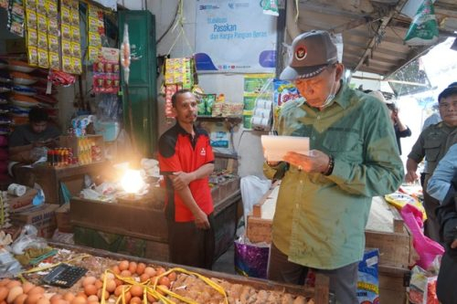 Staf Ahli Gubernur Bidang Ekonomi, Keuangan dan Pembangunan Yuas Elko saat melakukan Pemantauan Harga Pangan di Pasar Tradisional.(Photo/arif)