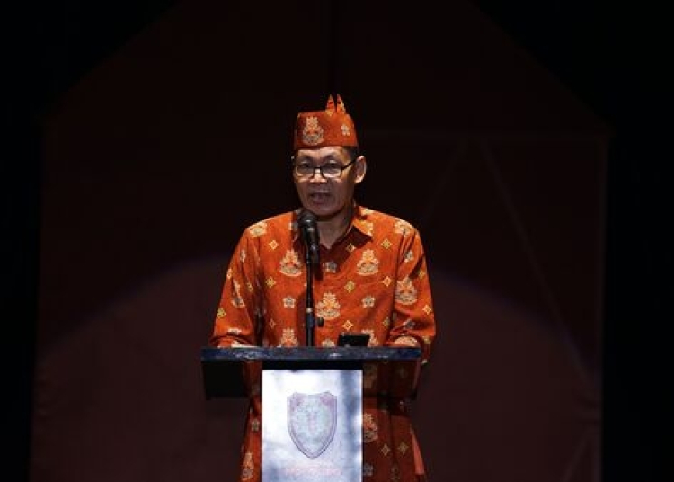 Mewakili Gubernur Kalimantan Tengah, Staf Ahli Gubernur Bidang Ekonomi, Keuangan, dan Pembangunan Yuas Elko membuka kegiatan sendratari Legenda Batu Bawui.(Photo/barto)