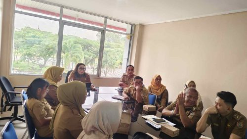 Plt. Kepala Biro Organisasi Betri Susilawati saat memimpin rapat persiapan evaluasi UPTD dan Cabang Dinas di lingkup Pemprov. Kalteng.(Photo/putre)