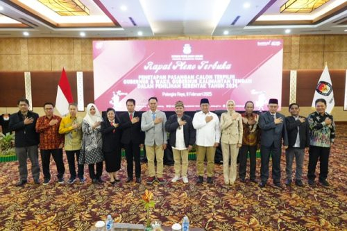 H. Agustiar Sabran dan H. Edy Pratowo photo bersama usai ditetapkan sebagai pasangan calon Gubernur dan Wakil Gubernur Kalteng melalui Rapat Pleno Terbuka KPU Prov. Kalteng.(Photo/tomi)