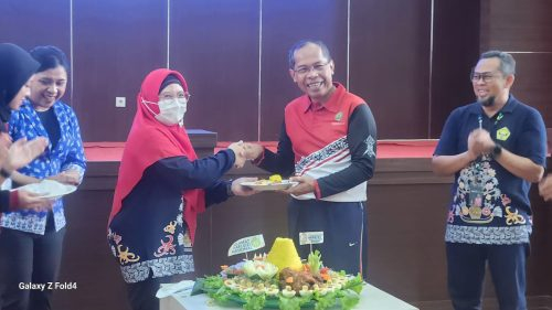 Ketua DPD PERSAGI Pro. Kalteng Ririn Norhaisna Raffael saat menyerahkan potongan nasi tumpeng kepada Kepala Dinas Kesehatan Suyuti Syamsul pada Puncak Hari Gizi Nasional ke-65 tahun 2025.(Photo/ivan)