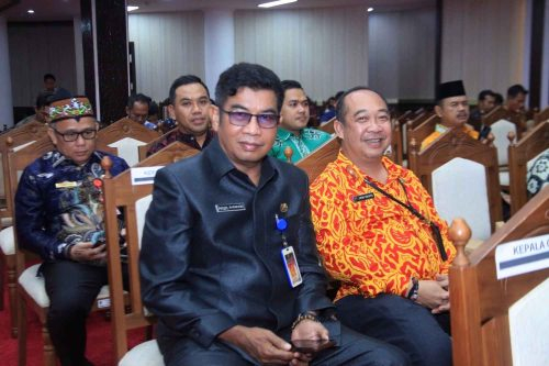 Kepala DLH Prov. Kalteng Joni Harta dan Kepala Diskominfosantik Prov. Kalteng Agus Siswadi saat menghadiri Rapur DPRD Kalteng Bahas Pergantian Gubernur Kalteng.(Photo/a)