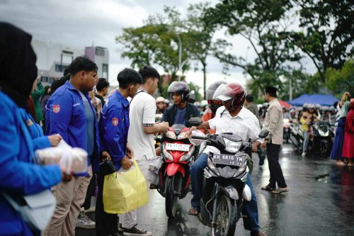 Organisasi Kemasyarakatan Pemuda (OKP) turut membagi-bagikan takjil kepada masyarakat yang melewati Kawasan Bundaran Besar Palangka Raya.(Photo/media disdik)