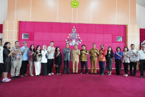 Gubernur Kalteng H. Agustiar Sabran didampingi Kepala Bapoperida Kalteng Leonard S. Ampung dan Rektor UPR Salampak Dohong melakukan photo bersama dengan segenap civitas UPR.(Photo/agung)