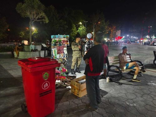 Sosialisasi dan Edukasi anggota kepada PKL agar tidak berjualan di dalam kawasan Bundaran Besar.(Photo/hengki)