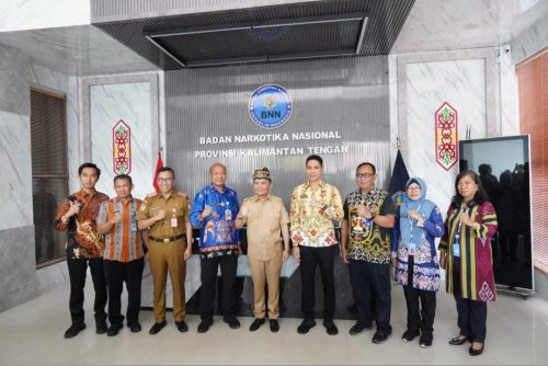 Gubernur Kalteng H. Agustiar Sabran melakukan photo bersama dengan Kepala BNNP Kalteng Brigjen Pol Joko Setiono dan jajarannya.(Photo/fery)