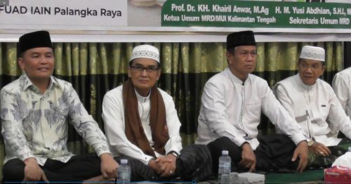 Gubernur Kalteng H. Agustiar SAabran didampingi Ketua Umum MUI Prov. Kalteng Prof. Dr. H. Khairil Anwar saat menghadiri peringatan Nuzulul Qur'an di Aula Madjis Raya Darussallam.(Photo/ivan)