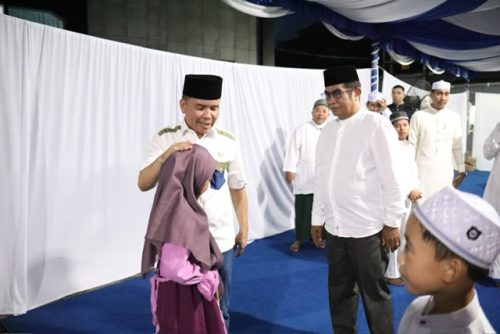 Gubernur Kalteng H. Agustiar Sabran didampingi Kepala Diskominfosantik Prov. Kalteng Agus Siswadi saat menghadiri buka puasa bersama Kalteng Pos.(Photo/asep)