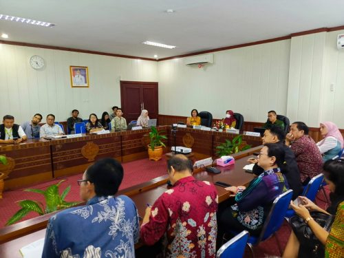 Kepala Bapperida Prov. Kalteng Leonard S. Ampung saat menyampaikan arahan pada rapat Strategis Pertumbuhan Ekonomi 2025.(Photo/10d)