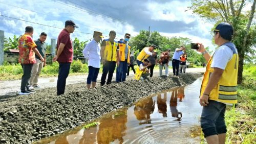 Gubernur H. Agustiar Sabran didampingi Kapala BAPPERIDA Prov. Kalteng Leonard S. Ampung dan Perwakilan Balai Jalan Nasional saat meninjau progres perbaikan jalan di lingkar luar Jalan Mahir Mahar.(Photo/wk/10d)