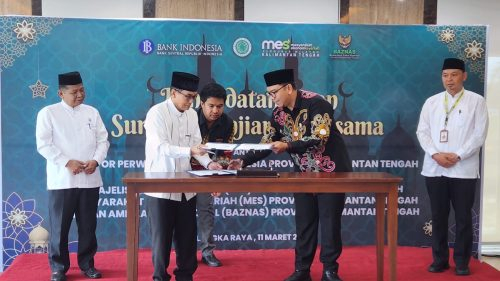 Ketua MUI Prov. Kalteng H. Khairil Anwar dan kepala Perwakilan Bank Indonesia Prov. Kalteng Yuliansah Andrias saat melakukan penandatanganan kerjasama.(Photo/ivan)