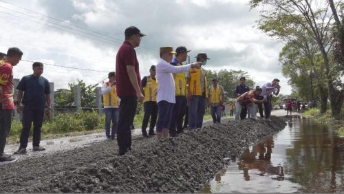 Gubernur Kalteng, Agustiar Sabran saat meninjau langsung jalan rusak di Lingkar Luar Palangka Raya.(Photo/duan)