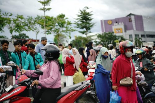 Mahasiswa Universitas Muhammadiyah Palangka Raya (UMPR) juga turut berpartisipasi dalam pembagian 1.000 takjil.(Photo/media disdik)